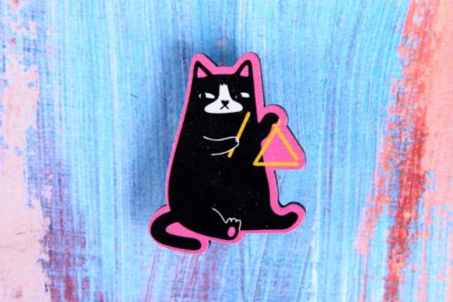 Деревянный значок Кот с треугольником